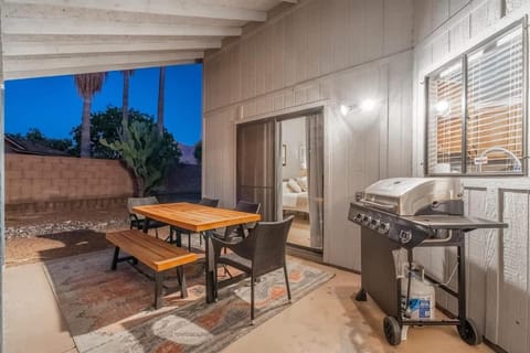 Sparkling Pool Grill Backyard Lounge Oro Valley House in Tortolita