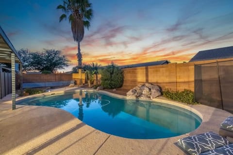 Sparkling Pool Grill Backyard Lounge Oro Valley House in Tortolita