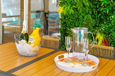 Patio, Garden, Seating area, Dining area, Alcoholic drinks