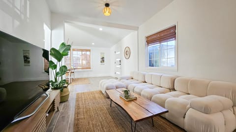 Communal lounge/ TV room, TV and multimedia, Living room, Seating area, Evening entertainment