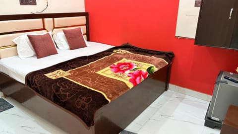 Bed, TV and multimedia, Bedroom, minibar