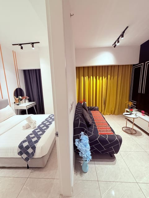 Bed, TV and multimedia, Living room, Photo of the whole room, Seating area, Bedroom, towels