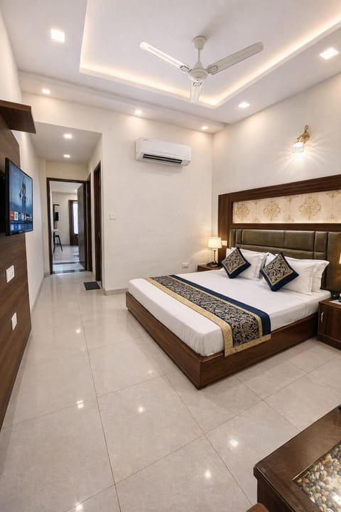 TV and multimedia, Photo of the whole room, Seating area, Bedroom, towels, air conditioner