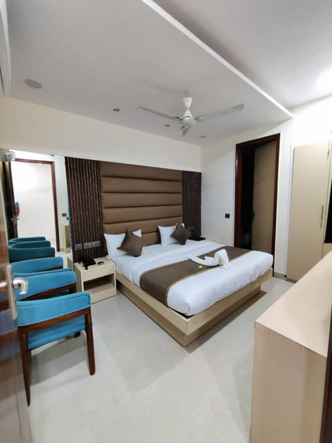 Bed, towels