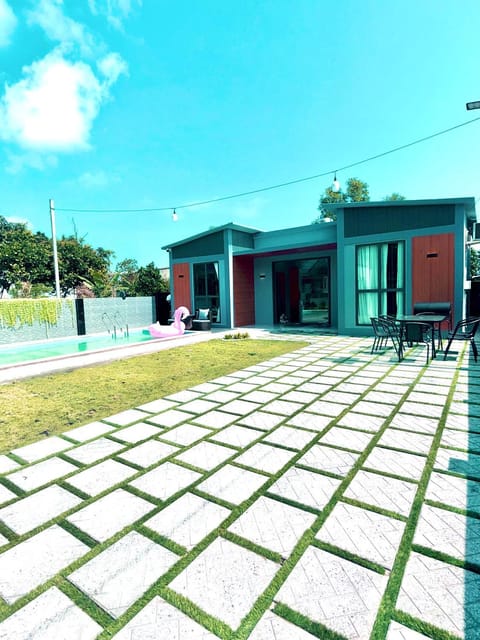 Property building, Garden, Swimming pool
