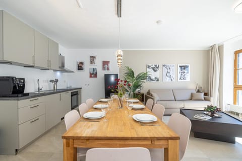 Kitchen or kitchenette, Living room, Seating area, Dining area