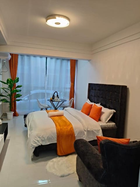 Bed, Seating area
