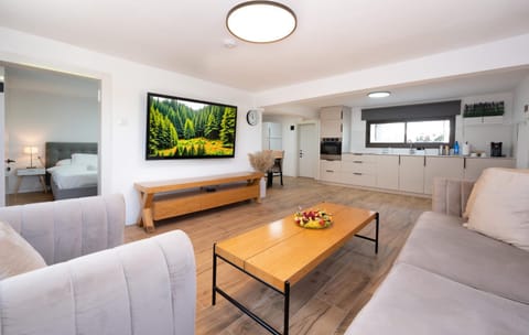 TV and multimedia, Kitchen or kitchenette, Seating area