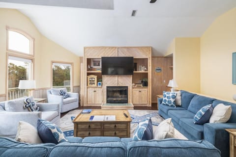 Whalehead Gem with Pool Hot Tub Steps to Beach House in Corolla