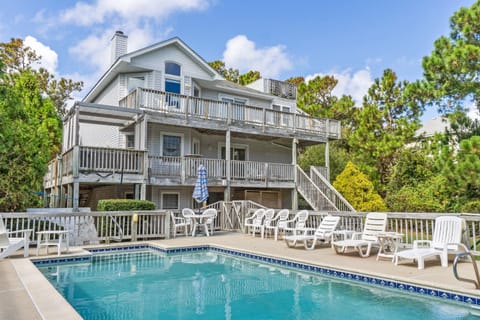 Whalehead Gem with Pool Hot Tub Steps to Beach House in Corolla