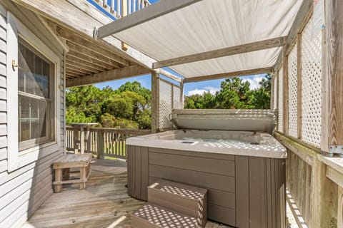 Whalehead Gem with Pool Hot Tub Steps to Beach House in Corolla