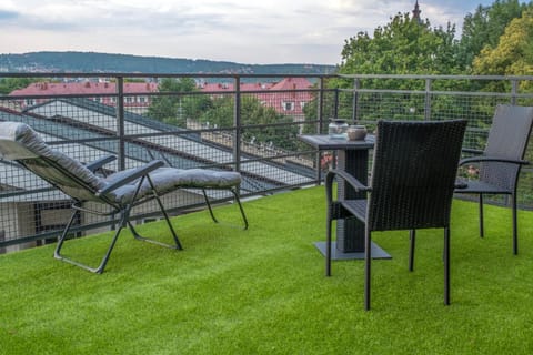 View (from property/room), Balcony/Terrace, City view, sunbed