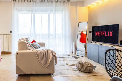 TV and multimedia, Living room, Evening entertainment