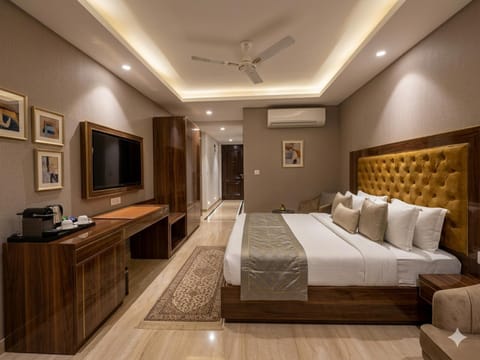 Bed, TV and multimedia, Kitchen or kitchenette, Living room, Photo of the whole room, Seating area, Bedroom, fireplace, hair dresser, air conditioner