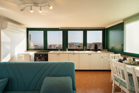 Kitchen or kitchenette, Living room, Seating area, Dining area