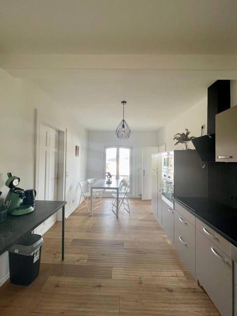 Kitchen or kitchenette, Seating area, Dining area, stove