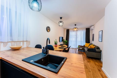 TV and multimedia, Kitchen or kitchenette, Living room, Seating area, Dining area, air conditioner