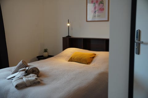 Bed, Photo of the whole room, Bedroom, towels