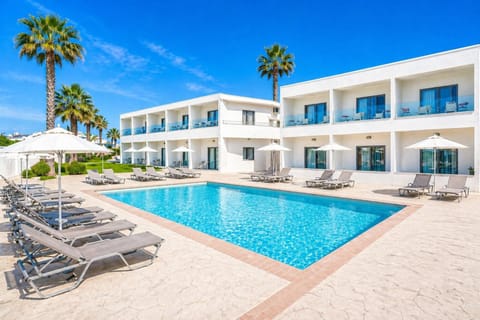 Property building, Day, Swimming pool, sunbed
