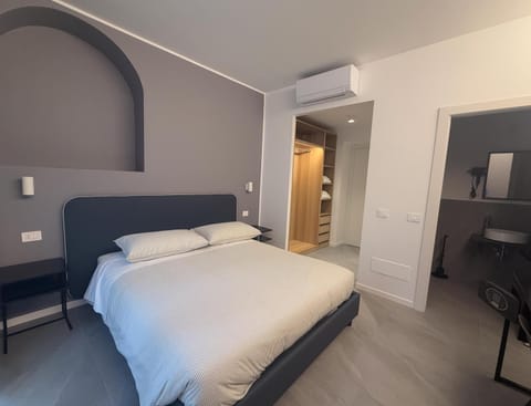 Photo of the whole room, Bedroom, wardrobe