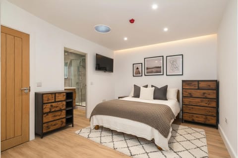 Photo of the whole room, Bedroom, wardrobe