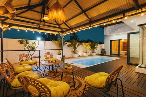 Patio, Swimming pool, sunbed