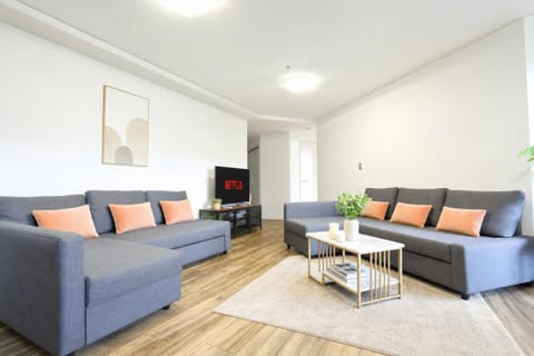 Property building, Communal lounge/ TV room, Day, TV and multimedia, Living room, Seating area, Evening entertainment