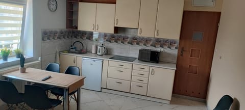 Kitchen or kitchenette, Dining area, stove