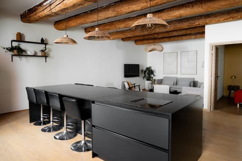 TV and multimedia, Kitchen or kitchenette, Living room, Seating area, Dining area