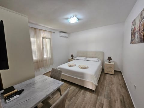 Bed, TV and multimedia, Bedroom, air conditioner