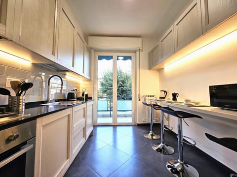 Coffee/tea facilities, Kitchen or kitchenette, dishwasher, oven, stove, toaster