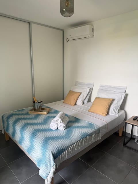 Photo of the whole room, Bedroom
