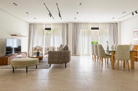 TV and multimedia, Living room, Seating area, Dining area