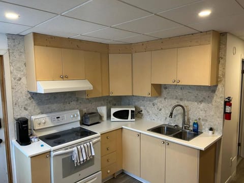 Coffee/tea facilities, Kitchen or kitchenette, oven, stove, toaster