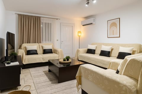 Communal lounge/ TV room, TV and multimedia, Living room, Seating area, Evening entertainment, air conditioner