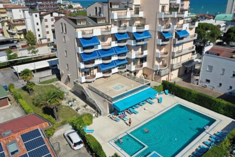 Property building, Bird's eye view, Pool view, Swimming pool, sunbed
