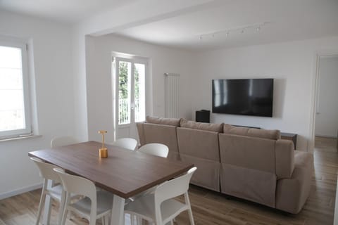 Communal lounge/ TV room, TV and multimedia, Living room, Seating area, Dining area, Evening entertainment