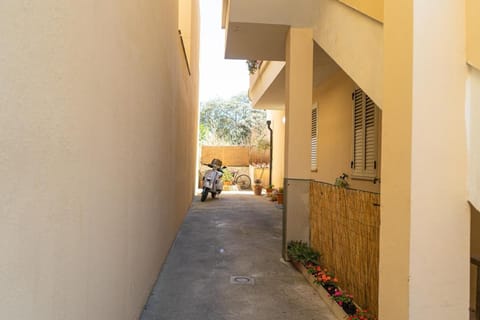 APT Siniscola, Comodo con veranda e WiFi Apartment in Siniscola