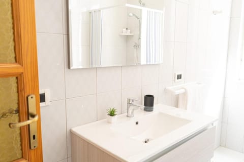 APT Siniscola, Comodo con veranda e WiFi Apartment in Siniscola