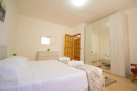 APT Siniscola, Comodo con veranda e WiFi Apartment in Siniscola
