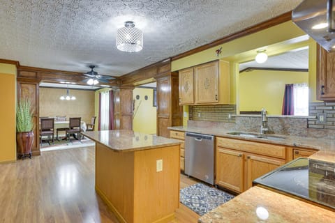 6 Mi to Rickenbacker Airport! Columbus Area Home House in Ohio