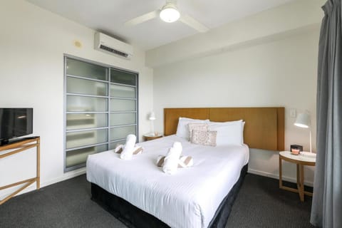 Communal lounge/ TV room, Bed, TV and multimedia, Photo of the whole room, Bedroom, towels, air conditioner