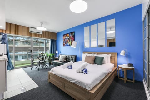 Bed, TV and multimedia, Living room, Photo of the whole room, Seating area, Bedroom, towels