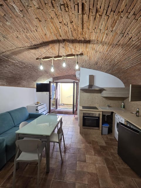 Kitchen or kitchenette, Living room, Seating area, Dining area, pet friendly, air conditioner