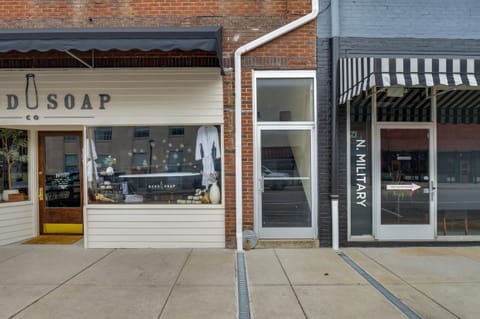 Historic Lawrenceburg Loft Balcony and Square Views Apartment in Tennessee