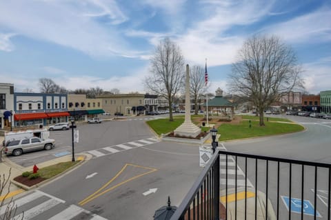 Historic Lawrenceburg Loft Balcony and Square Views Apartment in Tennessee