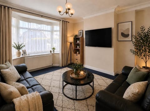 Communal lounge/ TV room, TV and multimedia, Living room, Seating area, Evening entertainment, pet friendly