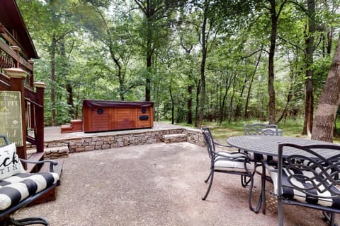 Escape to Oakwood Hideaway Cozy Cabin wHotTub on 18 Acres near Nashville! Cabin in Mount Juliet
