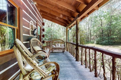 Escape to Oakwood Hideaway Cozy Cabin wHotTub on 18 Acres near Nashville! Cabin in Mount Juliet
