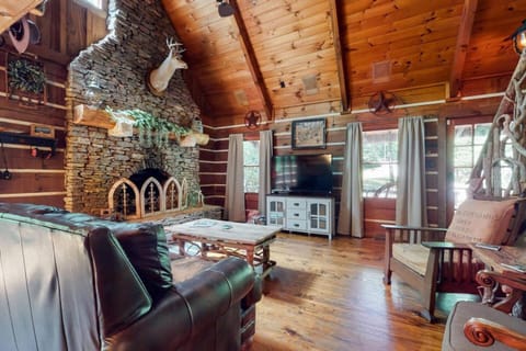 Escape to Oakwood Hideaway Cozy Cabin wHotTub on 18 Acres near Nashville! Cabin in Mount Juliet